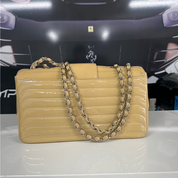 Chanel - Picture 3 of 8